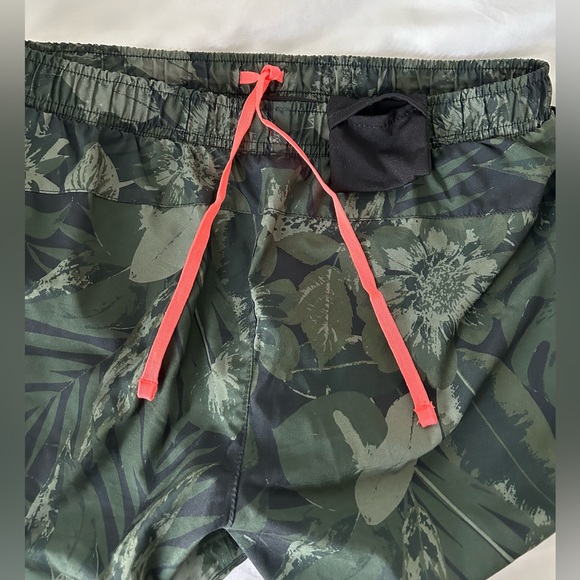 Old Navy Activewear Shorts - Picture 3 of 5